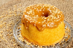 Bolo de Baunilha com Cobertura de Doce de Leite e Amendoim