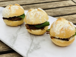 [1145] Mini Sanduíche na Sacadura de Costela Bovina com Geléia de Pimenta e Brotos com 30 un